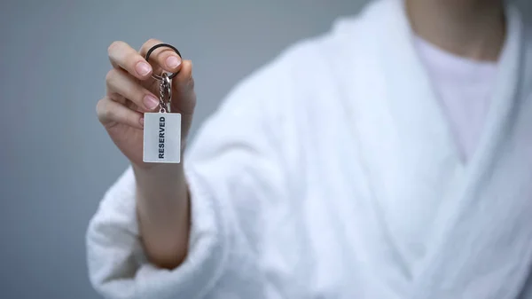 Customer Bathrobe Holding Keys Reserved Word Booking Hotel Rooms — Stock Photo, Image