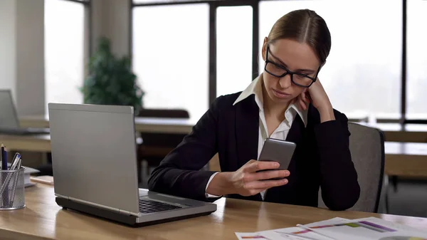 Donna Che Controlla Social Media Telefono Distratta Dal Lavoro Concetto — Foto Stock