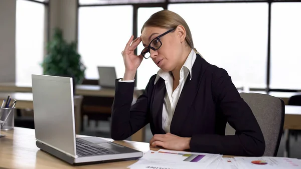 Bürokaufmann Frustriert Über Probleme Finanzbericht Mangelnde Erfahrung — Stockfoto