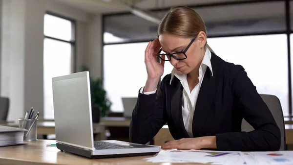 Businesslady Lider Huvudvärk Arbetar Office Orolig Komplexa Projekt — Stockfoto