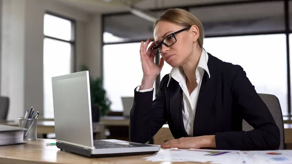 Geschäftsfrau Spürt Starke Kopfschmerzen Büro Massiert Tempel Gesundheitswesen — Stockfoto