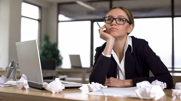 Mulher Entediada Pensando Sobre Startup Escritório Faltando Novas Ideias Desmotivado — Fotografia de Stock