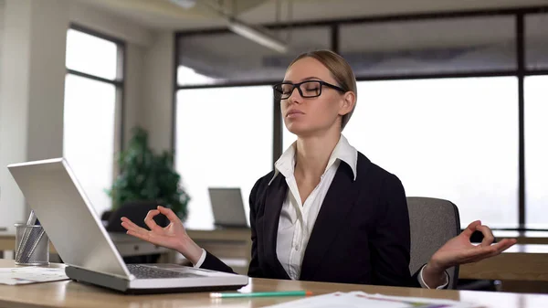 Mulher Meditando Mesa Escritório Reduzindo Estresse Irritação Trabalho Relaxante — Fotografia de Stock