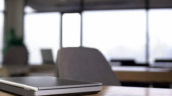 Escritório Vazio Laptop Deitado Mesa Fim Dia Trabalho Interior Espaço — Fotografia de Stock