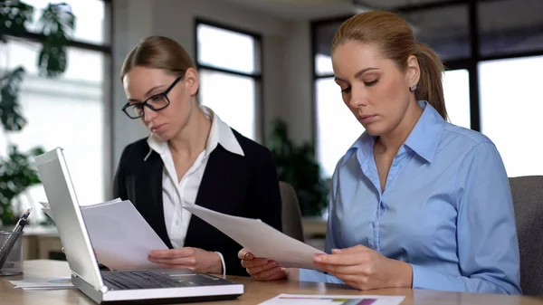 Boss Reading Rapport Van Trainee Ontevreden Met Lage Tarieven Druk — Stockfoto