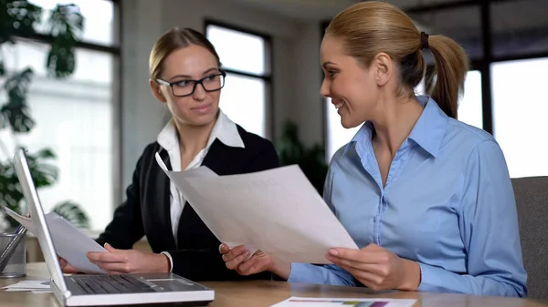 Senior Manager Berömmer Trainee För Höga Priser Jubel Ökade Intäkterna — Stockfoto