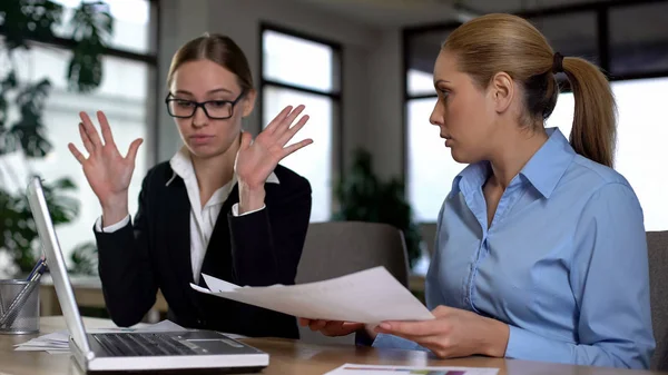 Zakenvrouwen Vloeken Beschuldiging Van Manager Laag Inkomen Fouten Het Rapport — Stockfoto