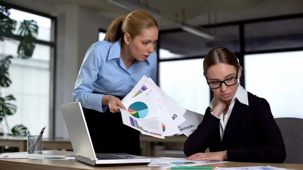 Woedend Baas Scolding Incompetent Vrouw Voor Slechte Resultaten Financieel Verslag — Stockfoto