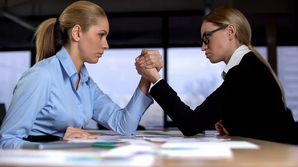 Två Affärskvinnor Gör Armbrytning Office Begreppet Rivalitet Jobbet — Stockfoto