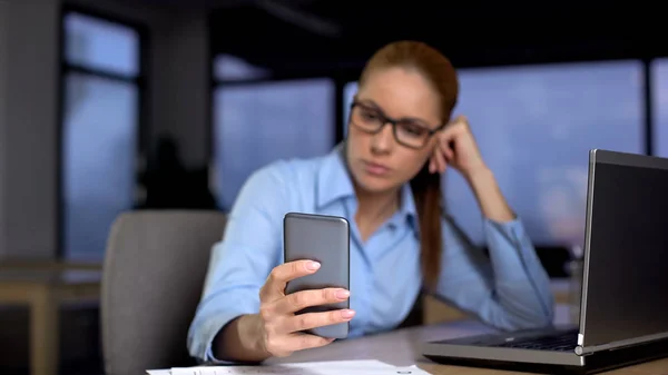 Female Making Selfie Office Resting Instead Working Unproductivity — Stock Photo, Image