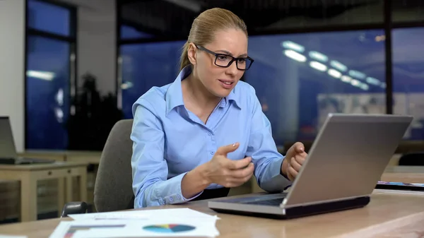 Businesswoman Sıkışmış Laptop Kullanarak Tahriş Veri Kaybı Hakkında Deli Yazılım — Stok fotoğraf