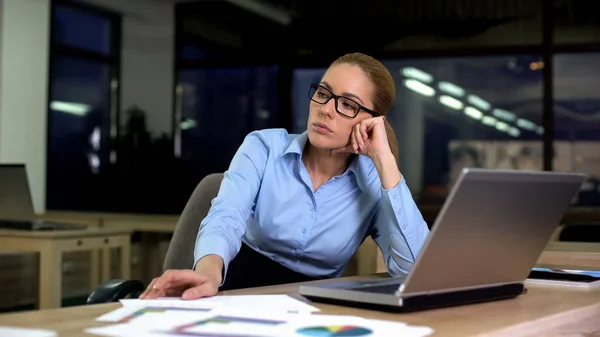 Frau Sitzt Verärgert Hasst Job Während Der Nachtschicht Büro Überstunden — Stockfoto