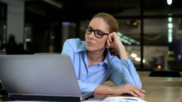 Donna Affari Stanca Che Lavora Fino Tardi Notte Sul Computer — Foto Stock