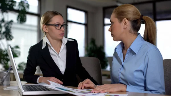 Zakenvrouwen Ruziën Office Baas Teleurgesteld Met Slecht Werk Van Werknemer — Stockfoto