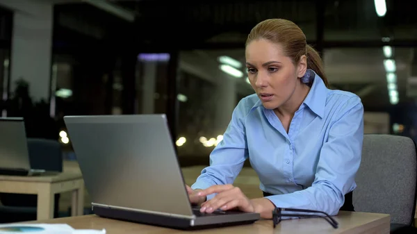 Нервова Жінка Працює Ноутбуці Вночі Стресова Робота Викликає Проблеми Здоров — стокове фото