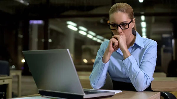 Nervöse Geschäftsfrau Blickt Auf Laptop Hat Angst Vor Arbeitsausfall Und — Stockfoto