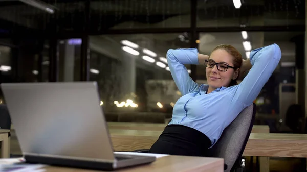 Produktive Geschäftsfrau Lehnt Sich Nach Büroarbeit Laptop Zurück — Stockfoto