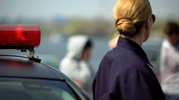 Поліцейська Жінка Прибула Поліцейський Автомобіль Місця Злочину Автокатастрофа Дтп — стокове фото