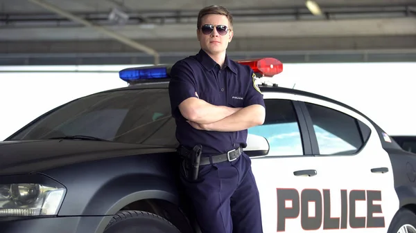 Bewaffneter Polizist Mit Sonnenbrille Steht Neben Streifenwagen Gefährlicher Beruf — Stockfoto