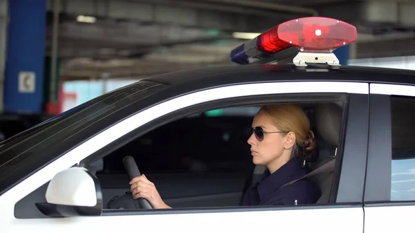 Mulher Policial Dirigindo Carro Polícia Estacionamento Subterrâneo Patrulhamento Lei Ordem — Fotografia de Stock