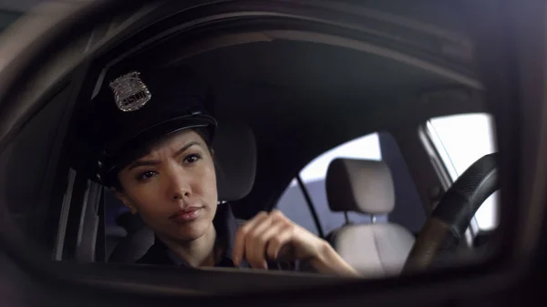 Азиатская Женщина Полицейский Смотрит Зеркало Машины Наблюдает Опасной Ситуацией Патрулирует — стоковое фото