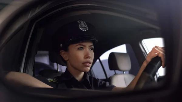 Красивая Женщина Полицейский Рулем Автомобиля Следит Дорожным Законодательством Порядком Городе — стоковое фото
