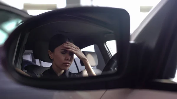 Zdenerwowany Policjant Cierpienia Migreny Siedząc Samochodzie Policyjnym Zajęty Styl Życia — Zdjęcie stockowe