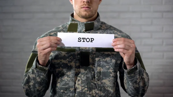Pare Palabra Escrita Señal Manos Soldado Masculino Fin Del Conflicto — Foto de Stock