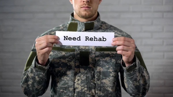 Trenger Rehabiliteringsord Skrevet Skilt Hendene Mannlige Soldater Sosial Støtte – stockfoto