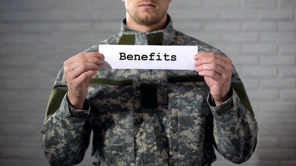 Manfaat Kata Yang Ditulis Tangan Tentara Laki Laki Veteran Dukungan — Stok Foto