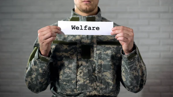 Slovo Welfare Napsané Znamení Rukou Vojáka Finanční Pomoci Podpory — Stock fotografie