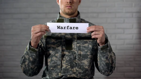 Krigsord Skrevet Skilt Hendene Mannlig Soldat Militær Konflikt – stockfoto