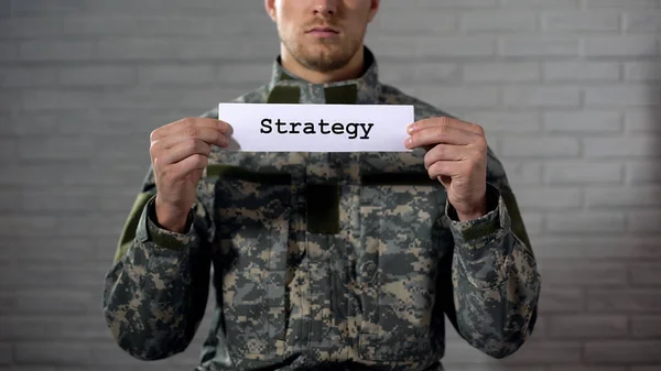 Estratégia Palavra Escrita Sinal Mãos Soldado Masculino Plano Batalha Defesa — Fotografia de Stock