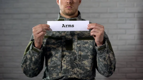 Våpen Ord Skrevet Skilt Hendene Mannlige Soldater Våpen Arsenal Industri – stockfoto