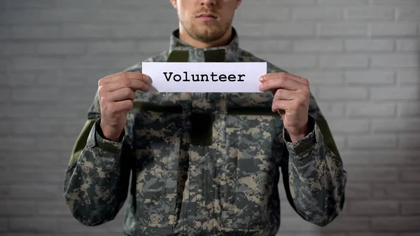 Palabra Voluntario Escrito Signo Manos Soldado Masculino Hombre Une Las — Foto de Stock