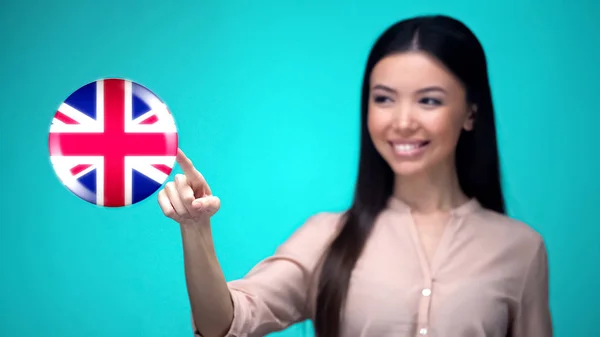 Estudante Feminina Apertando Botão Bandeira Grã Bretanha Pronta Para Aprender — Fotografia de Stock