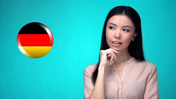 Mooie Dame Kijken Naar Duitse Vlag Teken Internationaal Handelsbedrijf Aankoop — Stockfoto