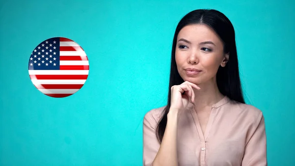 Güzel Kadın Amerikan Bayrağı Bakıyor Gezisi Için Hazır Para Transferleri — Stok fotoğraf