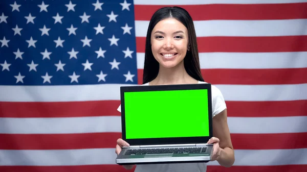 Kvinna Innehar Laptop Med Grön Skärm Usa Flagga Bakgrunden Språklektioner — Stockfoto