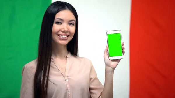 Flicka Som Visar Telefon Med Grön Skärm Italienska Flaggan Bakgrund — Stockfoto