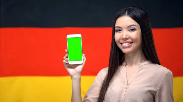 Vrouw Met Smartphone Met Groen Scherm Duitse Vlag Achtergrond App — Stockfoto