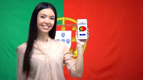 Chica Mostrando Teléfono Celular Con Aprender Aplicación Portuguesa Bandera Fondo — Foto de Stock