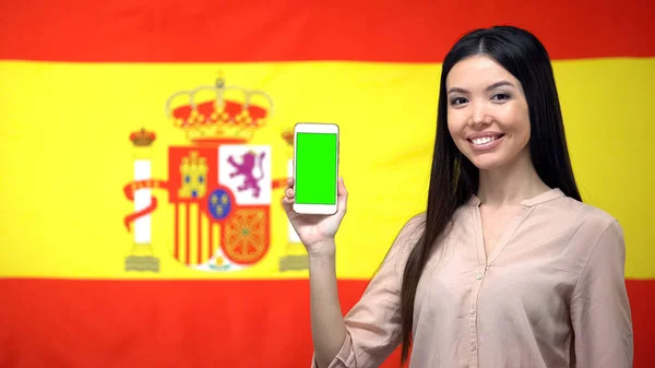 Dame Tonen Mobiele Telefoon Met Groen Scherm Spaanse Vlag Achtergrond — Stockfoto