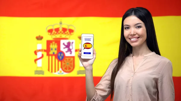 Girl Holding Smartphone Med Språkstudie App Spanska Flaggan Bakgrunden — Stockfoto