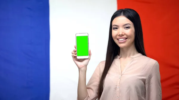 Dame Zeigt Smartphone Mit Grünem Bildschirm Französische Flagge Hintergrund Reise — Stockfoto