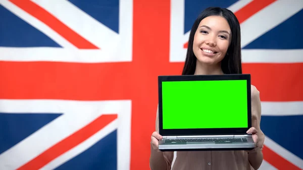 Feminino Mostrando Laptop Com Tela Verde Contra Fundo Bandeira Britânica — Fotografia de Stock