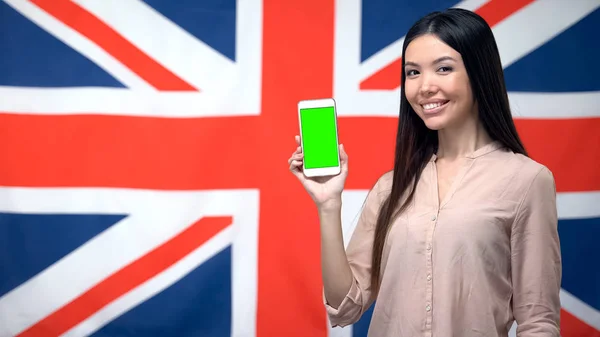 Lady Mostrando Telefone Com Tela Verde Contra Bandeira Britânica Fundo — Fotografia de Stock