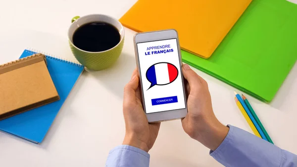 Ragazza Possesso Smartphone Con Applicazione Studio Della Lingua Francese Istruzione — Foto Stock