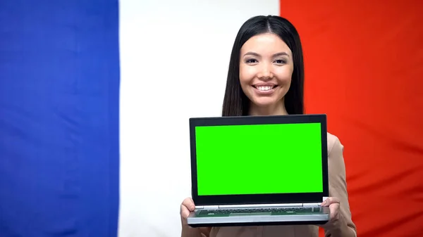 Frau Zeigt Laptop Mit Grünem Bildschirm Vor Französischem Flaggenhintergrund Studie — Stockfoto