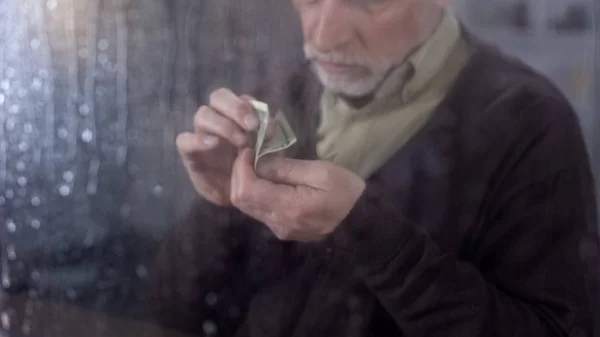 可怜的退休男子在数手头的钱 经济危机 财政问题 — 图库照片